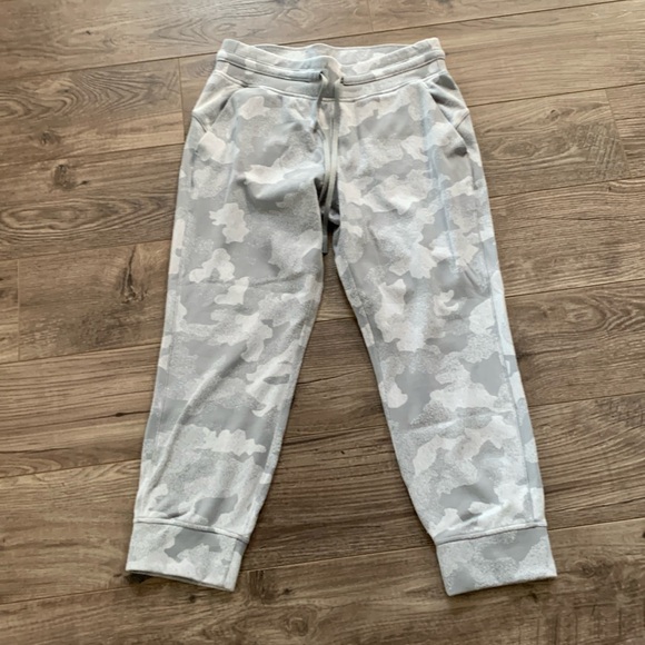 Lululemon Jogger Capris - Picture 1 of 4